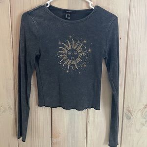 Cozy semi cropped graphic long sleeve shirt.